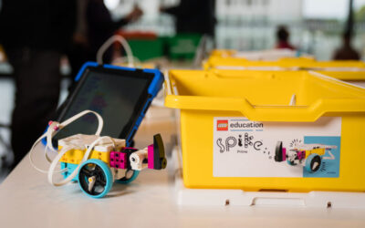 Két diák együtt dolgozik